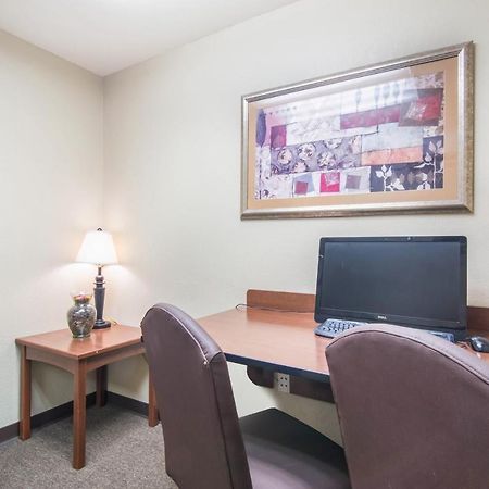 Hometowne Studios & Suites By Red Roof Bentonville Extérieur photo