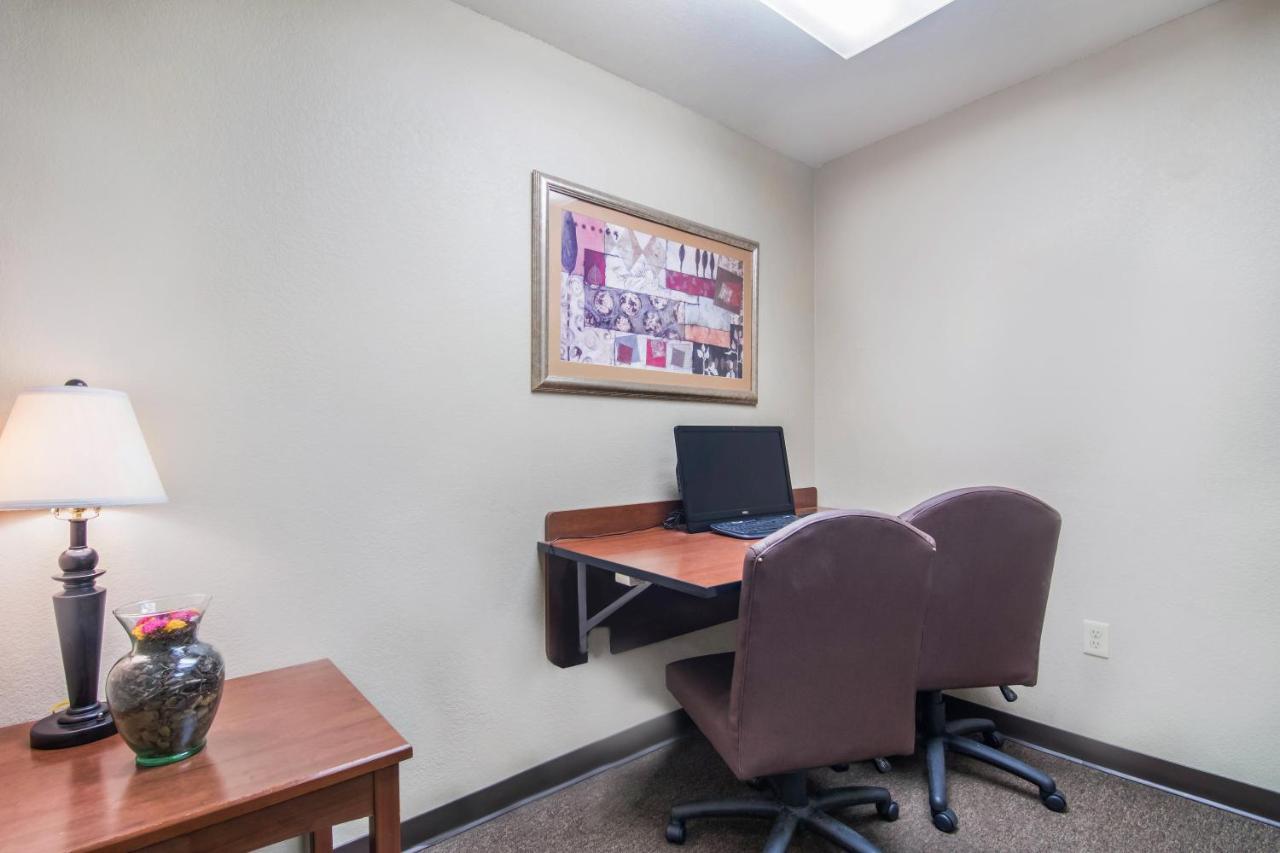 Hometowne Studios & Suites By Red Roof Bentonville Extérieur photo