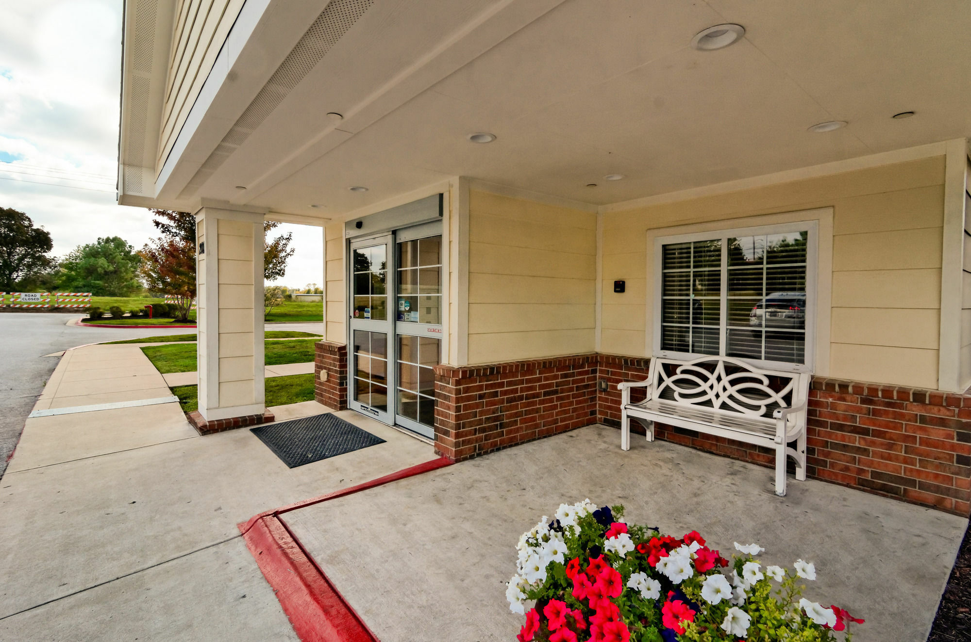Hometowne Studios & Suites By Red Roof Bentonville Extérieur photo